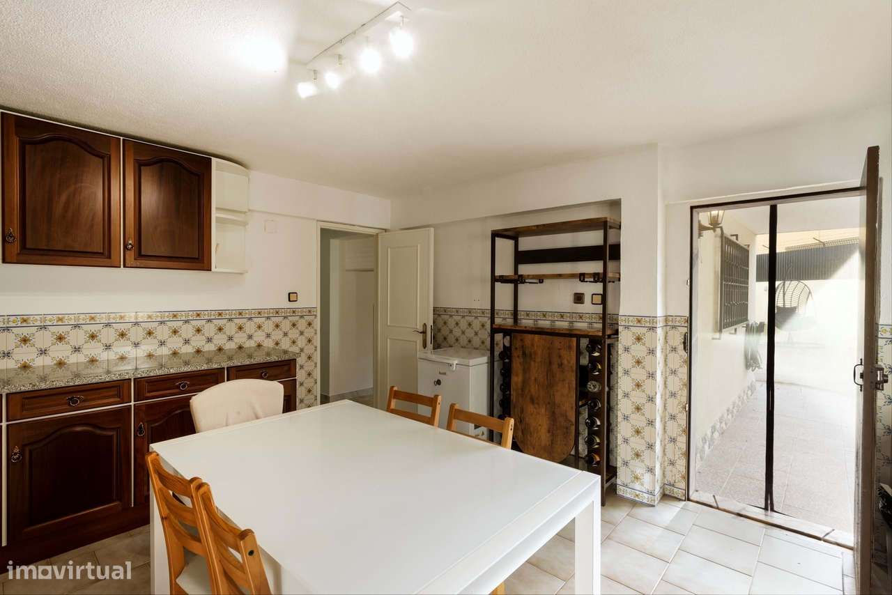 Moradia remodelada com jardim, garagem e vista desafogada, Algueirão,-10