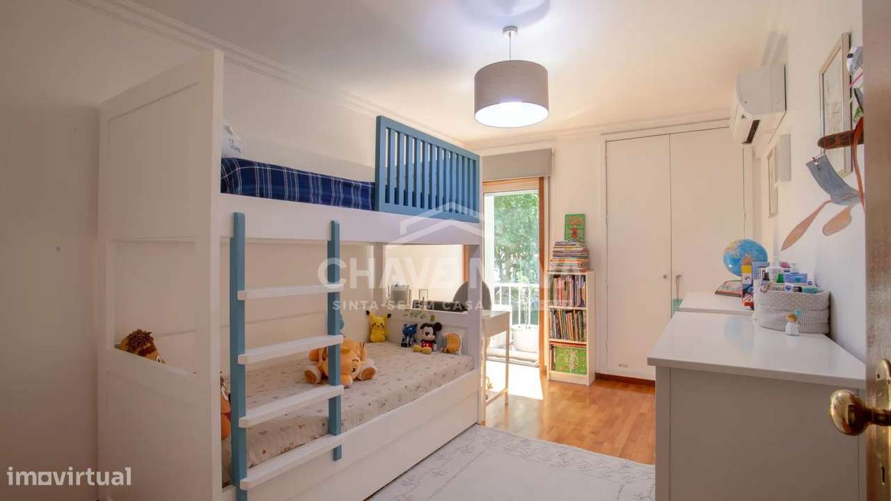 T2 com ótima luz natural, varandas, garagem, arrumos-18