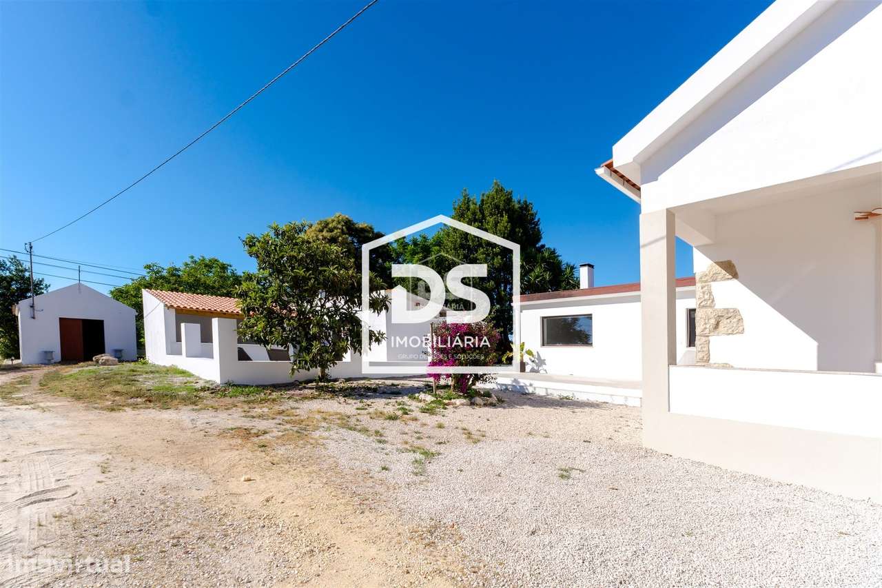 Moradia T4 + T1 com amplo terreno e espaços de lazer em Juncal, Porto-43