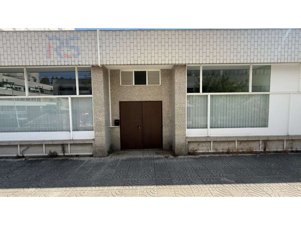 Loja de 4 frentes Porto Egas Moniz-5