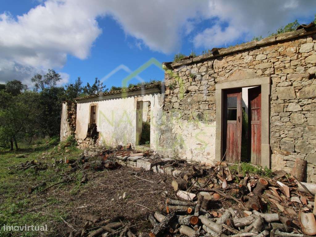 Ruína virada a Sul com terreno em Azinheiro, Estoi - Grande imagem: 3/15