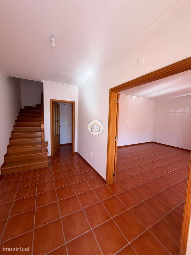 Moradia T4 no centro de Cantanhede com dois pisos e terraço.-6