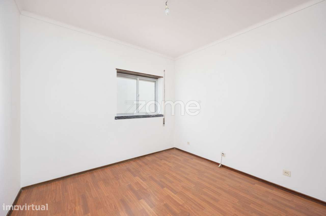 Apartamento T2 no Centro de Porto de Mós-7