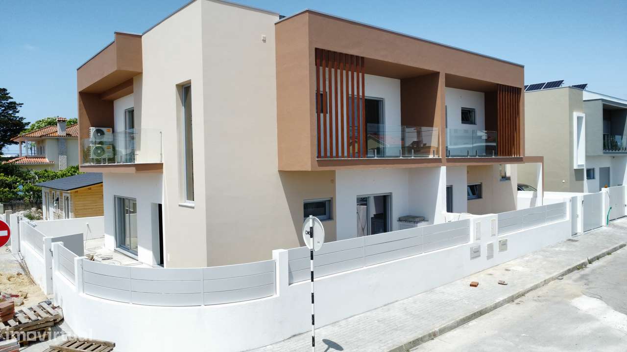 Oferta 1% do valor de aquisição - Moradia Geminada T3 com duas Suítes - Grande imagem: 3/51