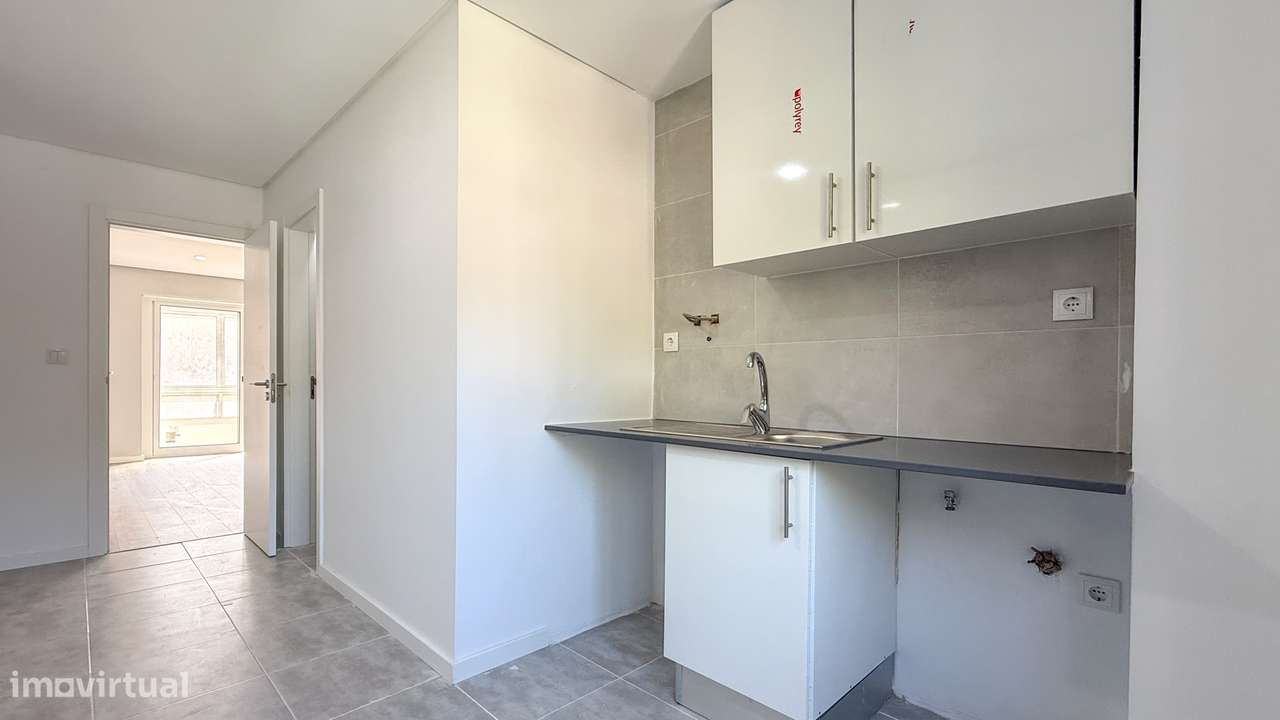 T2 renovado, com ótimas áreas e muita luz natural no centro de Almada.-9