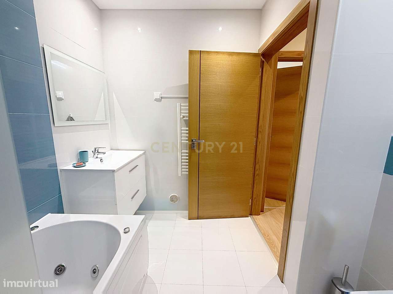 Apartamento T2 com varanda e garagem fechada na Nazaré.-36