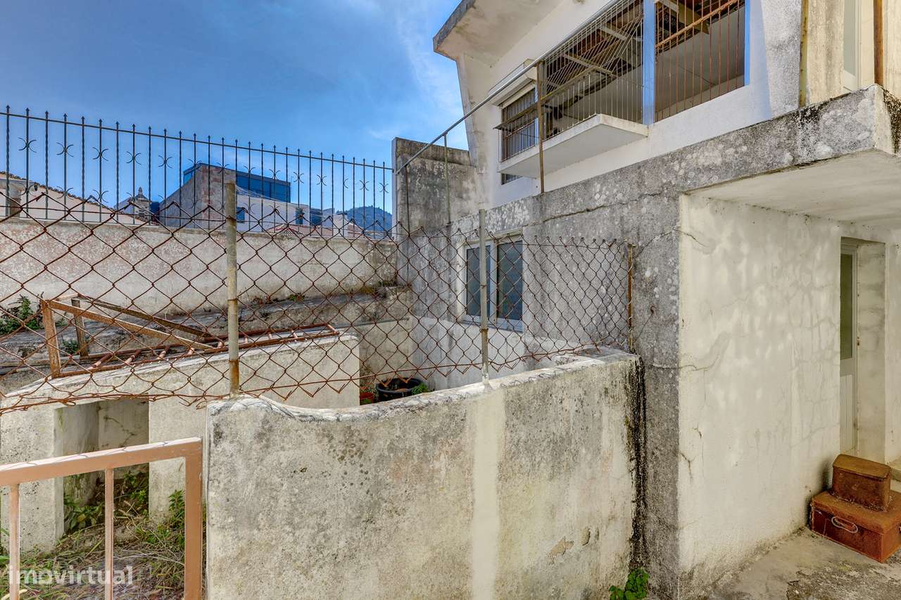 Andar de moradia T3 Para Renovar com Jardim e Localização Privilegiada-20