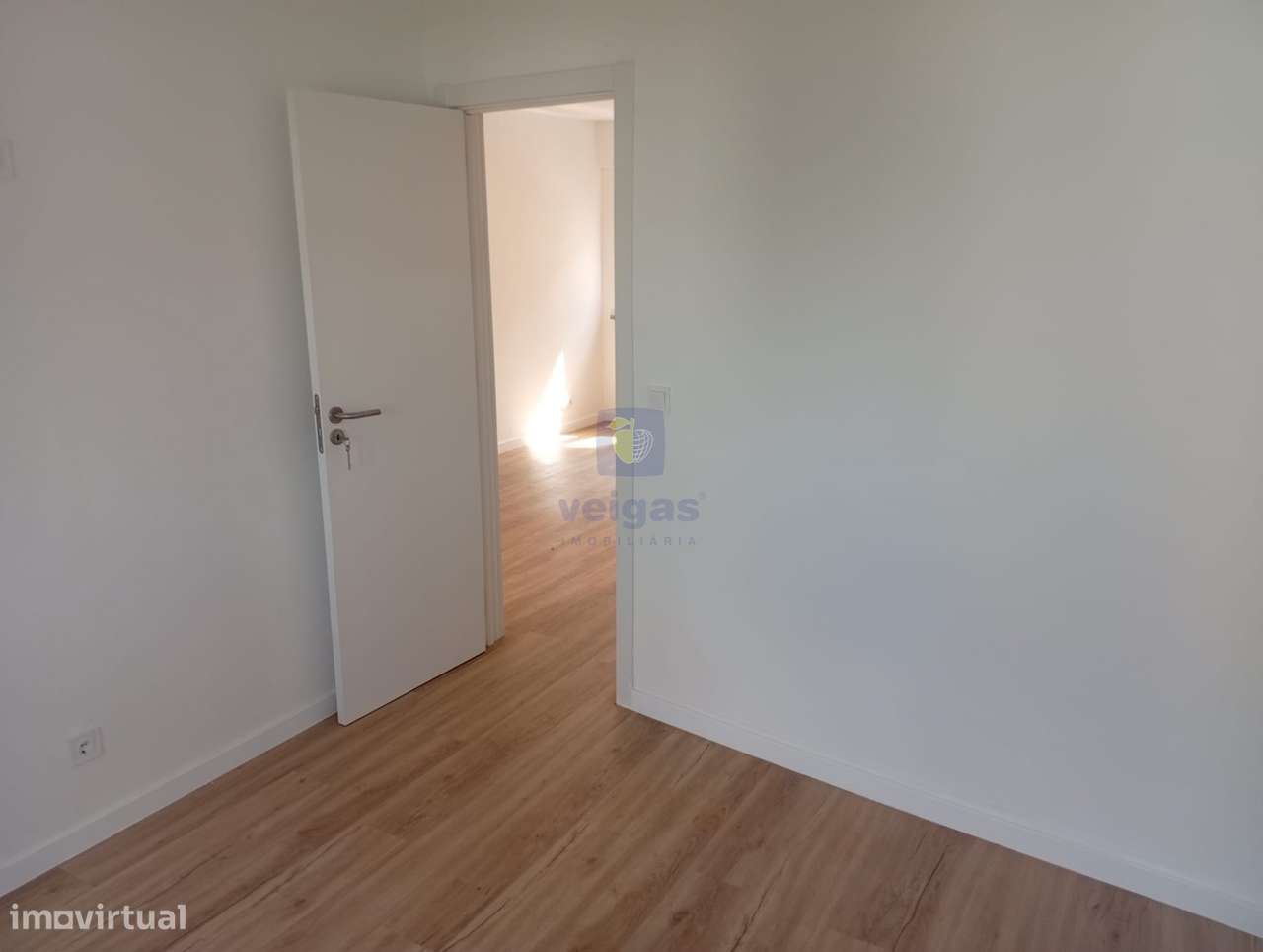 Apartamento T2 Renovado no Forte da Casa-9