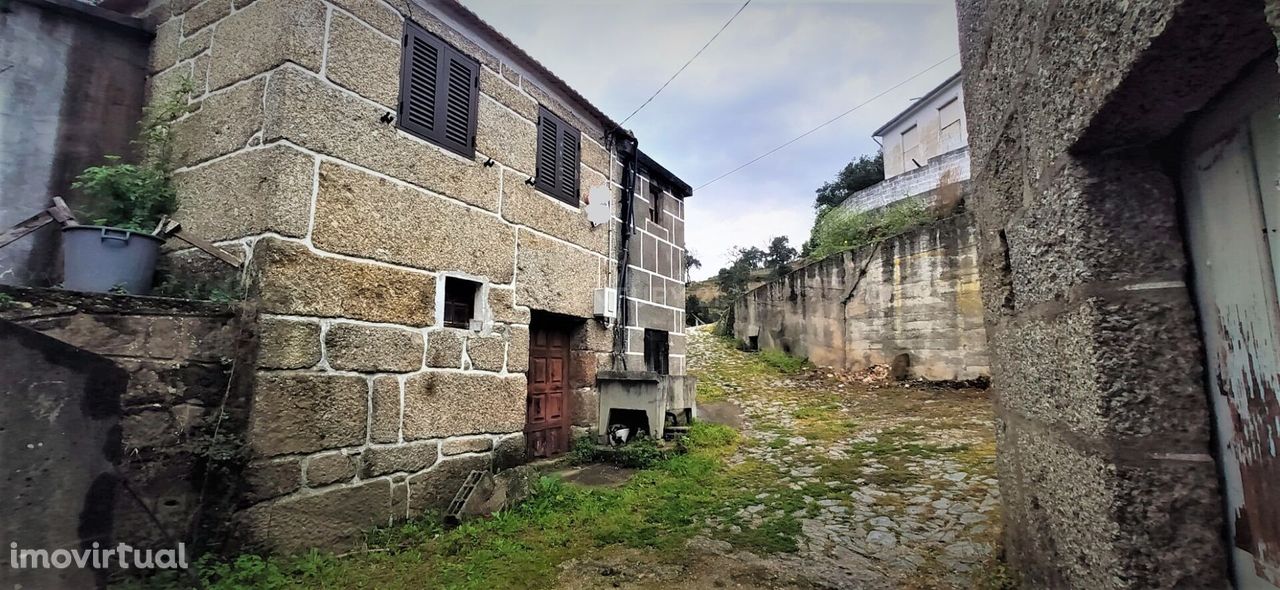 Casa com terreno de construção e agrícola perto do rio Douro em Granja