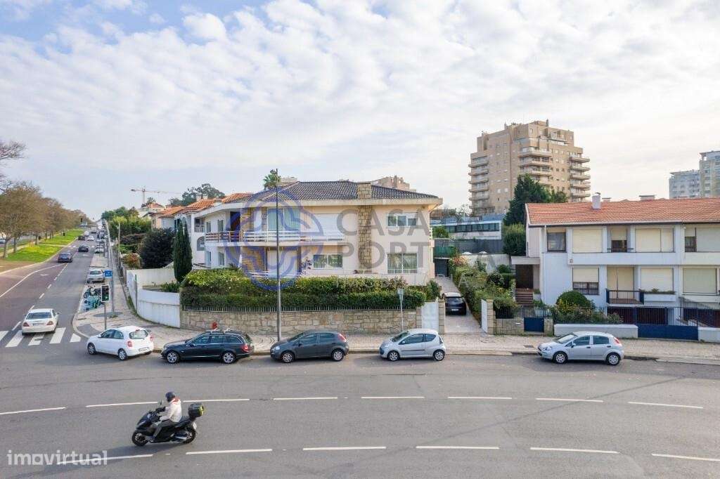 Belíssima moradia dos anos 60, à Universidade Católica. - Grande imagem: 3/49