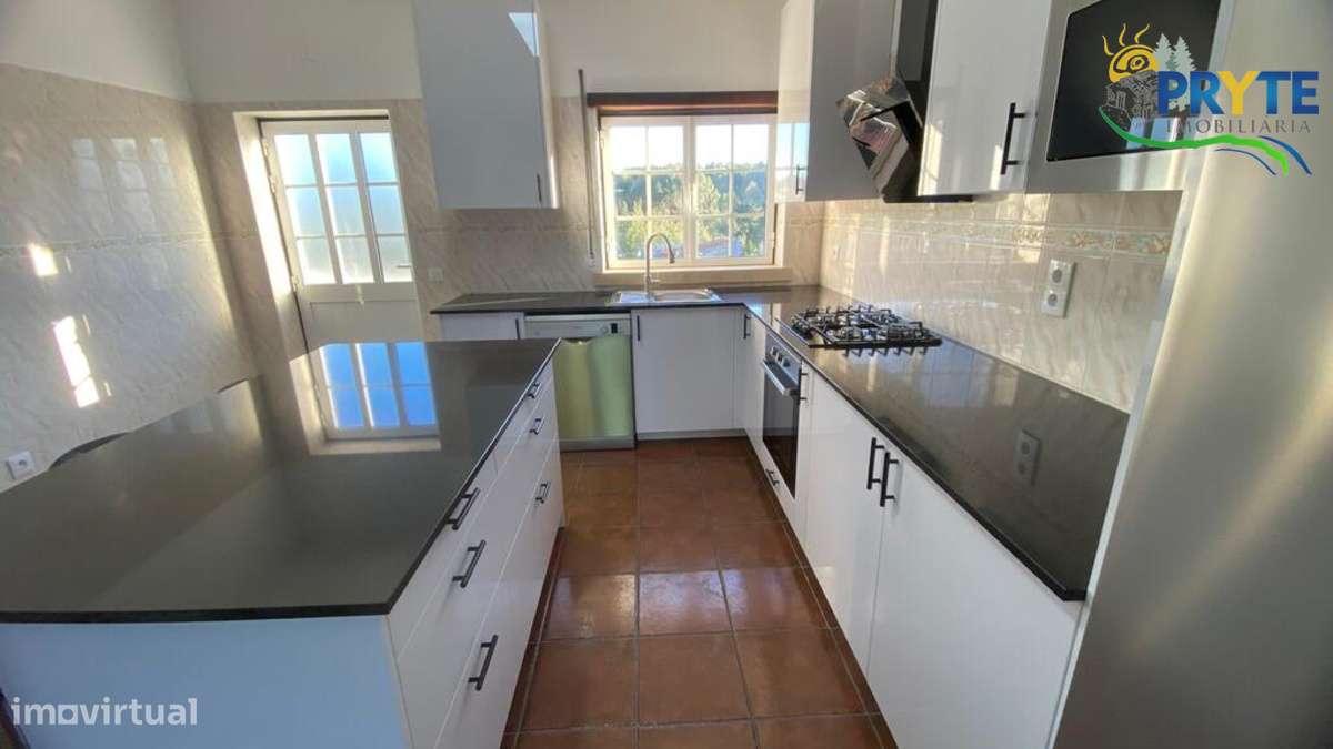 Moradia em Excelentes Condições com Amplo Terreno - Oportunidade Única-38