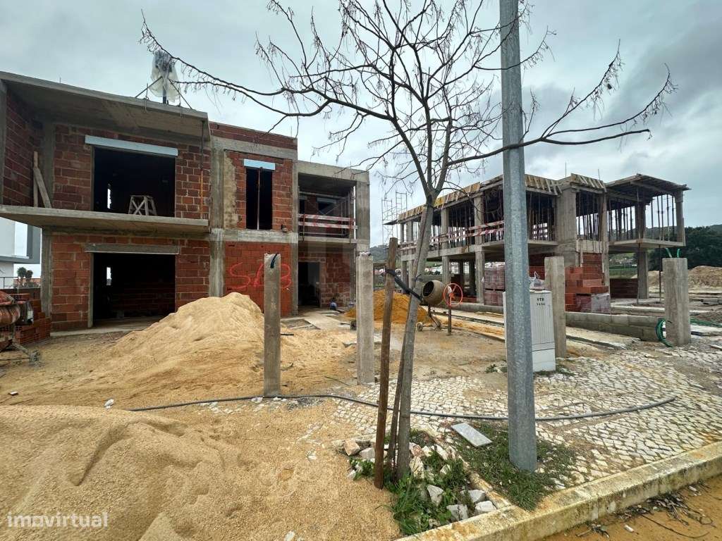 Moradia Isolada T4 com Piscina com vista desafogada para a Serra - Grande imagem: 4/23