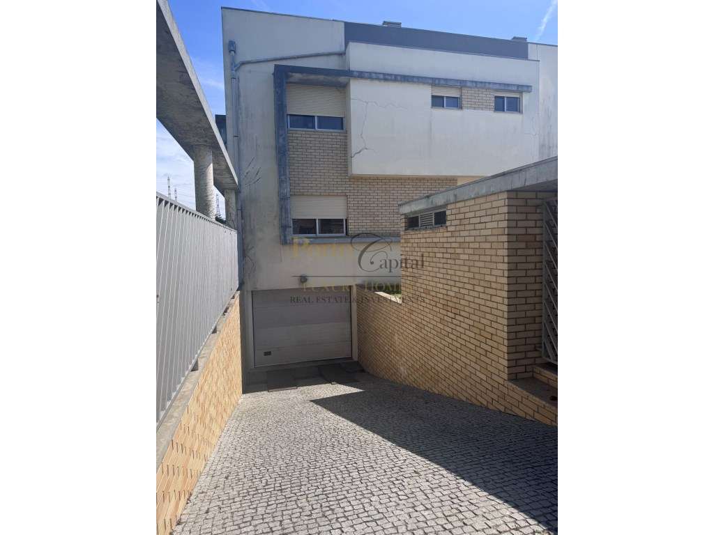 T2 com Garagem Box em Condomínio Fechado Em Nogueira da Maia-5