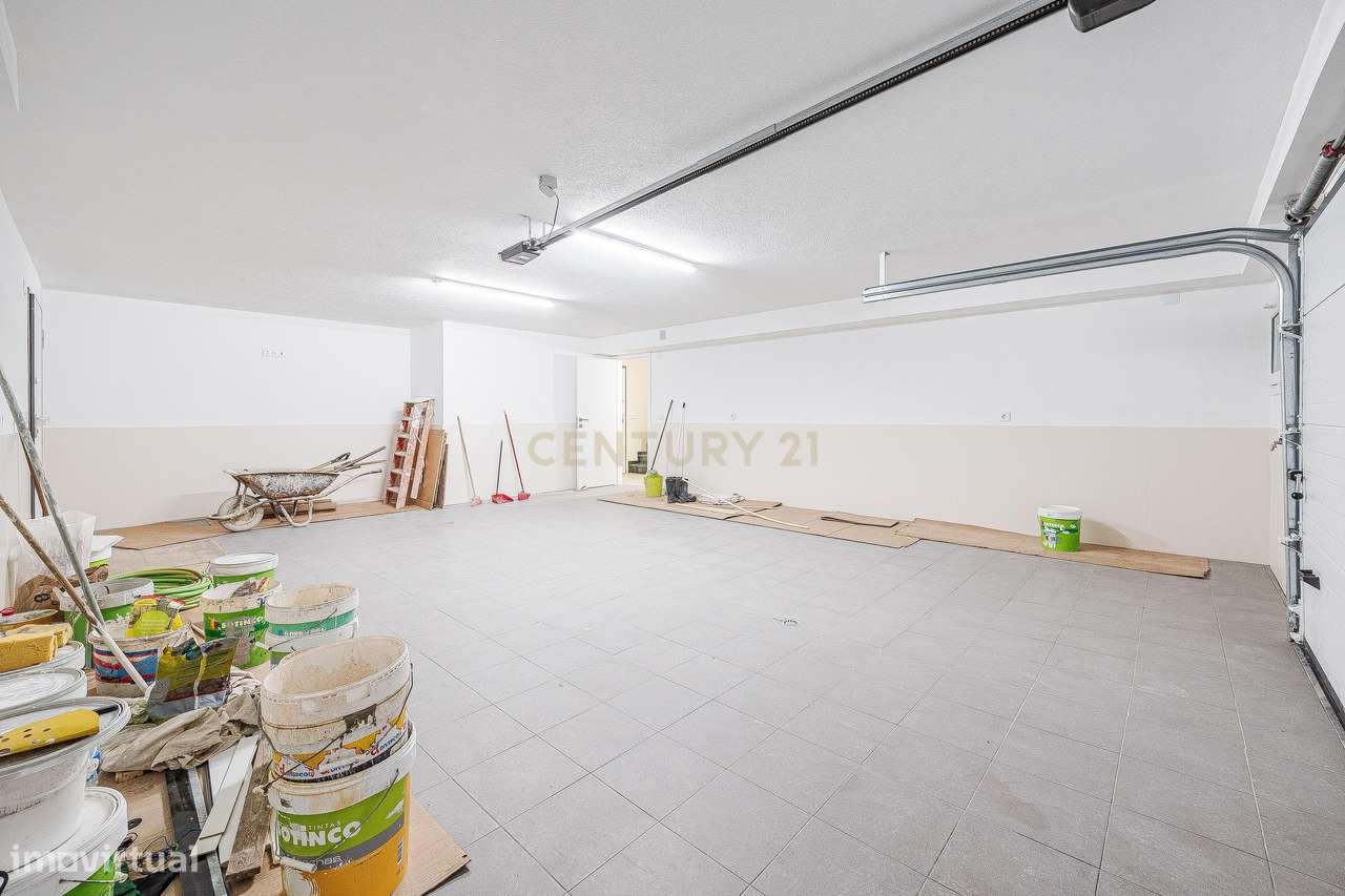 Moradia T4+1 Contemporânea com Piscina-34