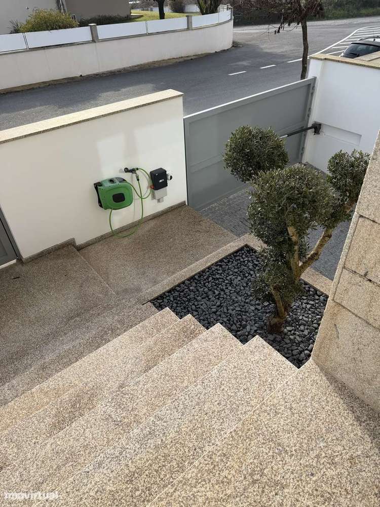 Moradia semi-nova T3+1 em Palmeira, Braga - Grande imagem: 3/33