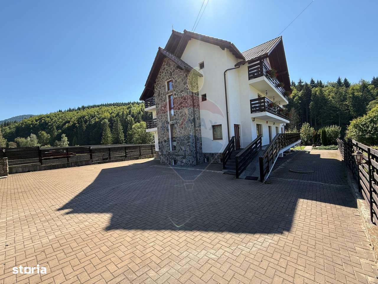 Pensiune cu 14 camere de vânzare Bucovina lângă pârtia Pojorata Malini - Imagine principală: 5/20