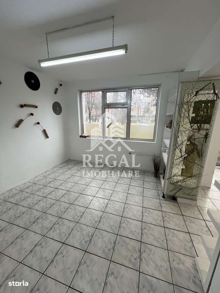 Spațiu comercial de vânzare – 47 mp utili, vitrină generoasă - Imagine principală: 4/10