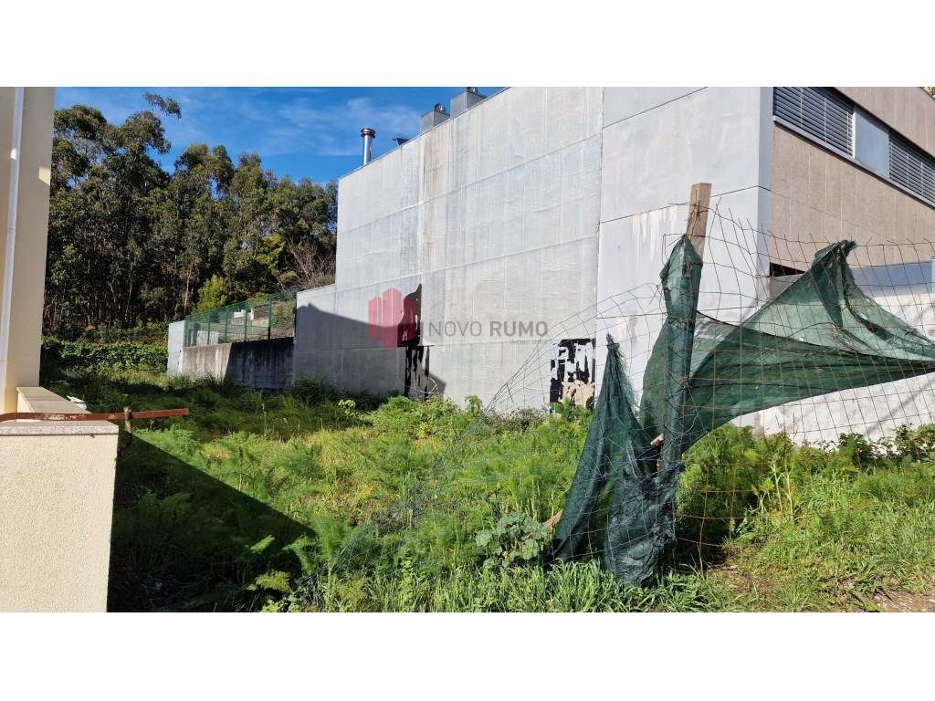 Terreno para construção de uma moradia de duas frentes em Moreira-4