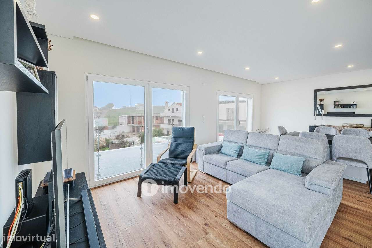 Moradia T3+1 moderna e exclusiva, com garagem e jardim, em Porto Salvo - Grande imagem: 4/60