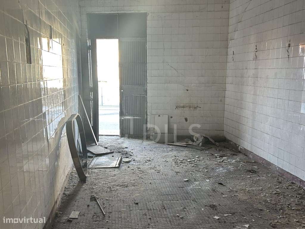 Prédio com 460m2 e amplo terreno, em Milheiros, Maia - Grande imagem: 4/15