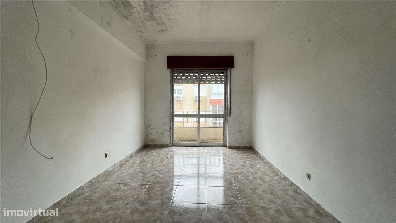 Apartamento T3, com Varanda, no Centro do Pinhal Novo-14