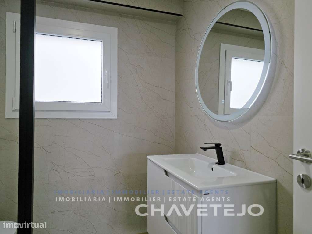 Moradia T4 Moderna c/ Garagem, estilo e Conforto a um Passo de Tomar-16