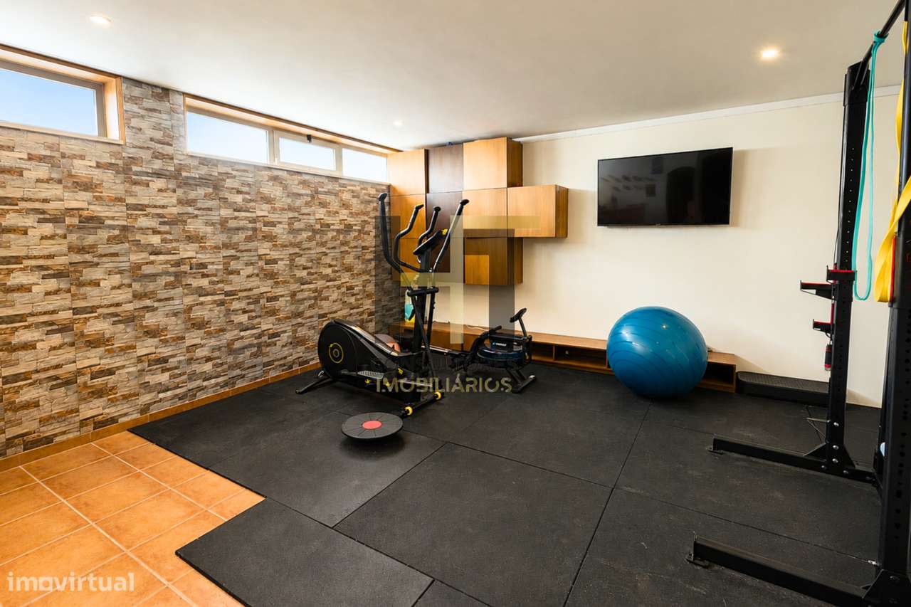 Moradia T3 | 4 Frentes | Piscina, Suite c/ Closet, Garagem 3 Carros |-29