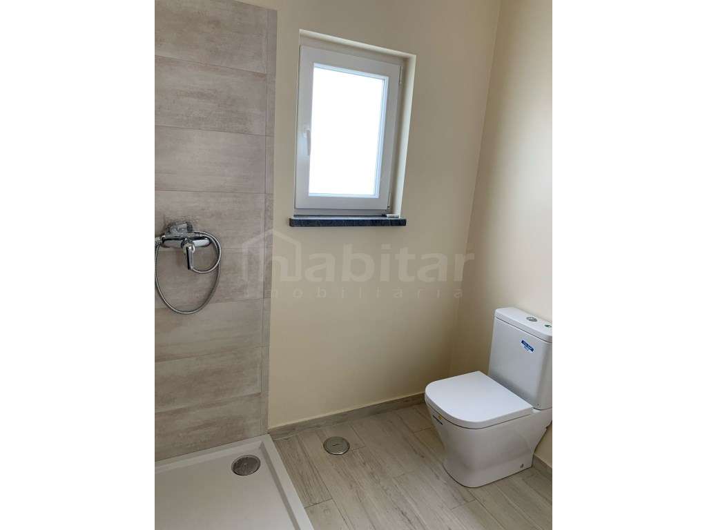 Moradia NOVA com Garagem e Piscina-15