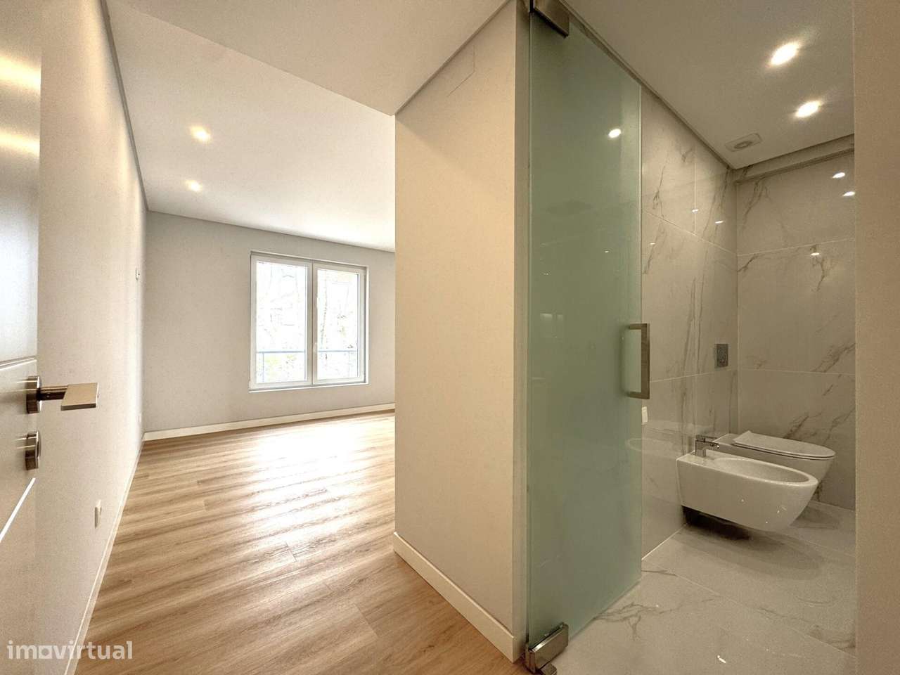 Apartamento T3 novo com estacionamento no centro de Carcavelos-32