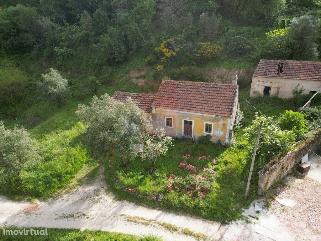 Casa para restauro com 1.1 hectares de terreno