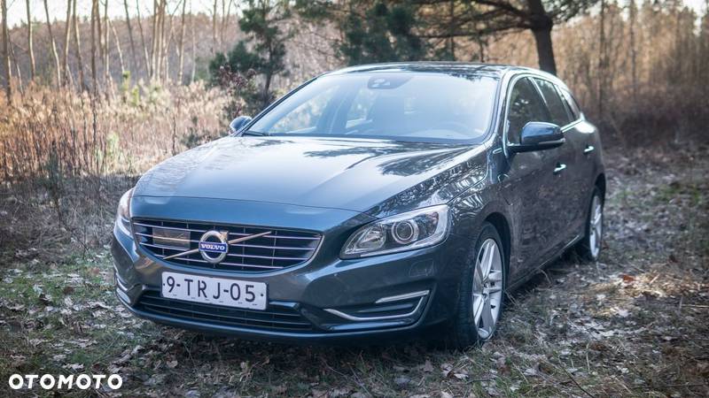 Volvo V60 D6 Plug-In-Hybrid AWD Geartronic Summum - 4