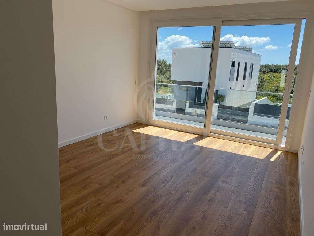 MORADIA T4 CONTEMPORÂNEA NO ZAMBUJAL, ALCABIDECHE-11