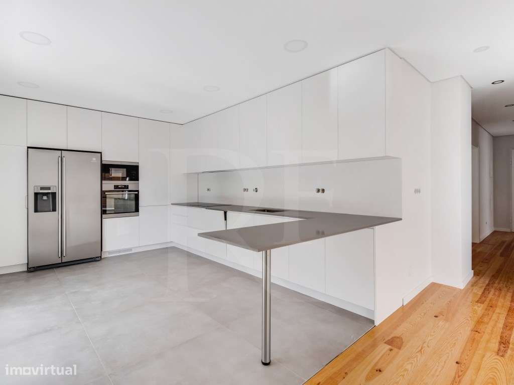 Apartamento T4 com Varanda junto à praia com vista Mar-5