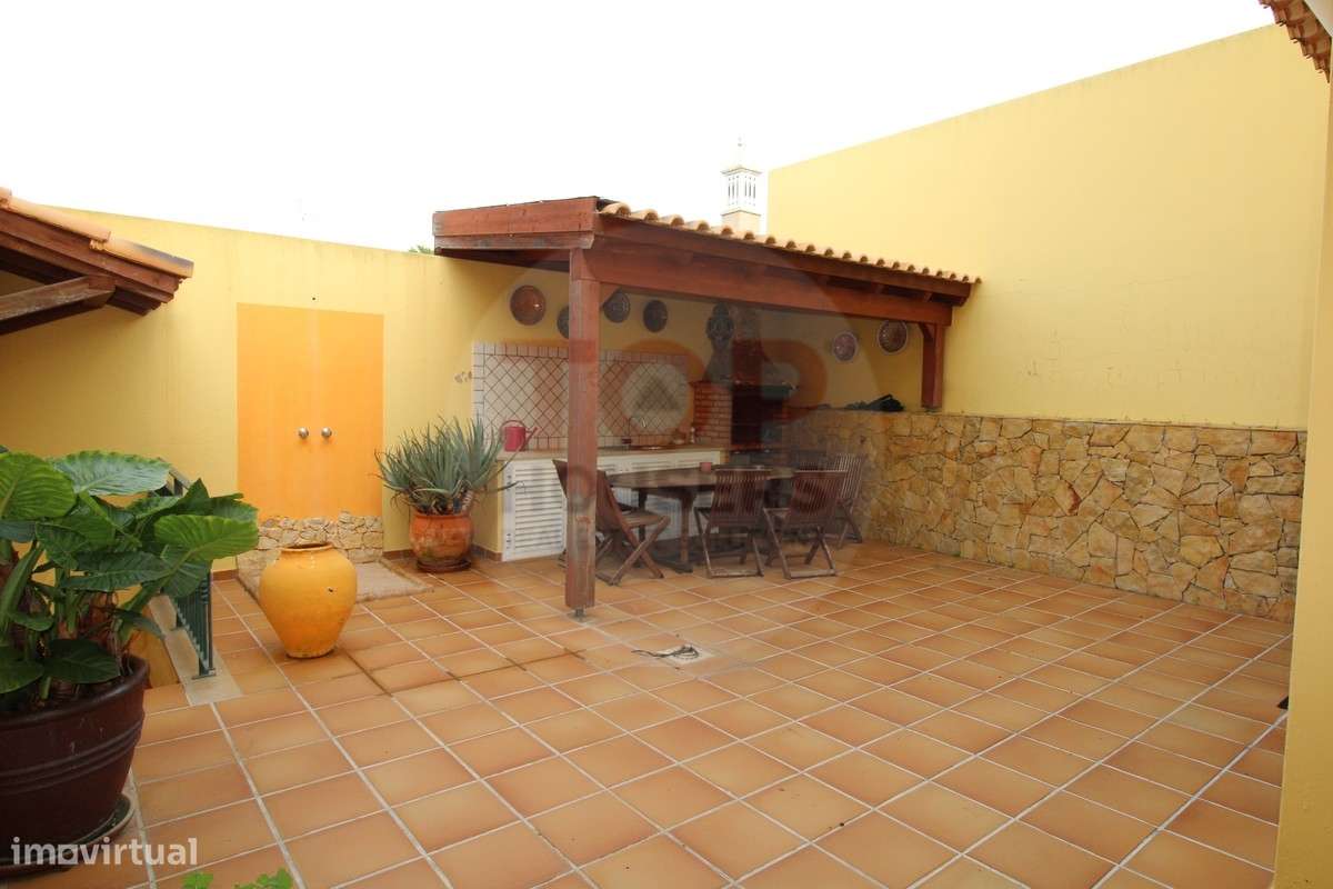 Moradia T3+1 em Olhão com áreas amplas e excelentes funcionalidades - Grande imagem: 3/51