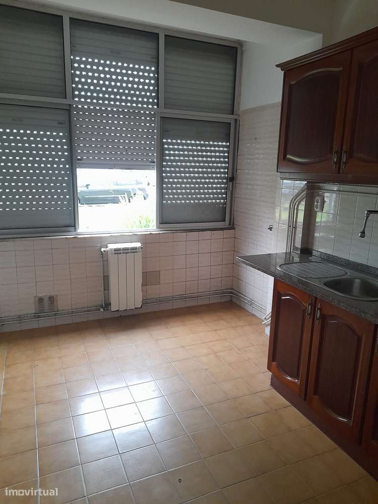 T2 com cozinha separada e gás natural no Barreiro-8