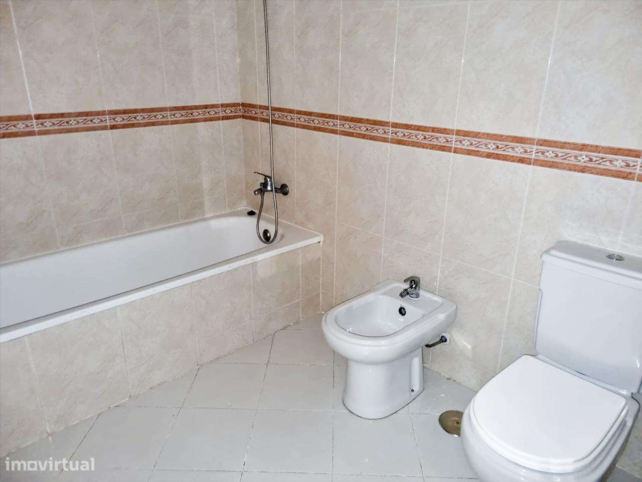 Apartamento T2 Renovado em Santarém com Parqueamento e Arrecadação-8
