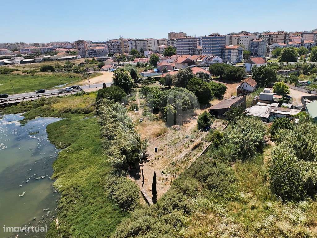 Moradia T3 + Área Terreno 4.150m2 + Atracadouro // P/Recuperar-14