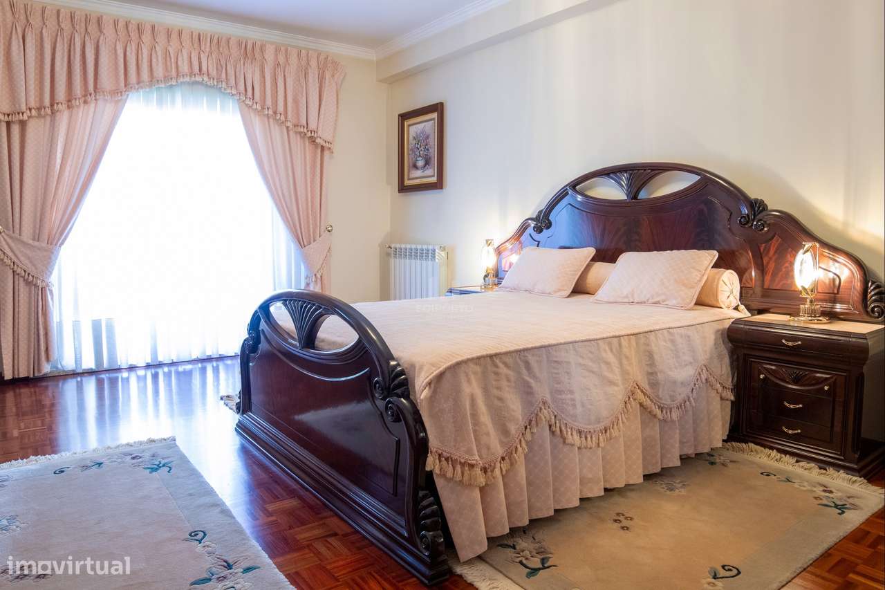 Moradia T6 Exclusiva com terreno de cerca 4.000 m² e Piscina Privada e-38