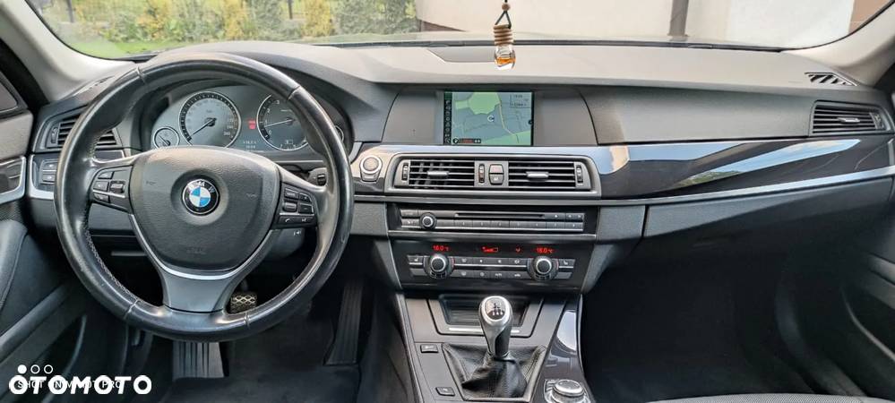 BMW Seria 5 523i Touring - 10