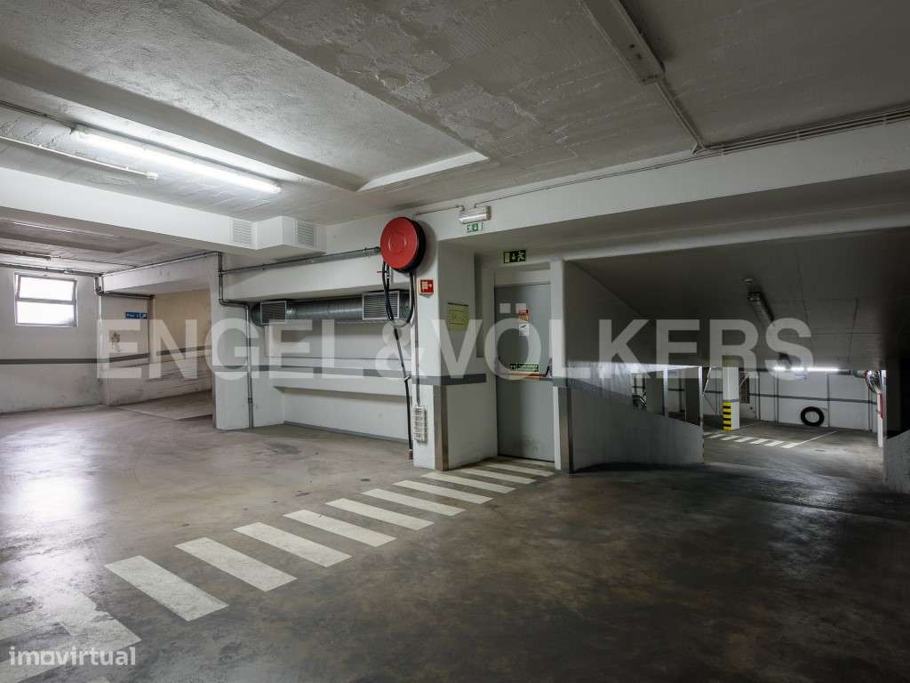 Garagem junto à Gulbenkian - Grande imagem: 2/22