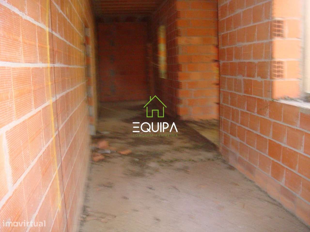 Terreno para construção (com moradia  T-5, construída em grosso), e-18