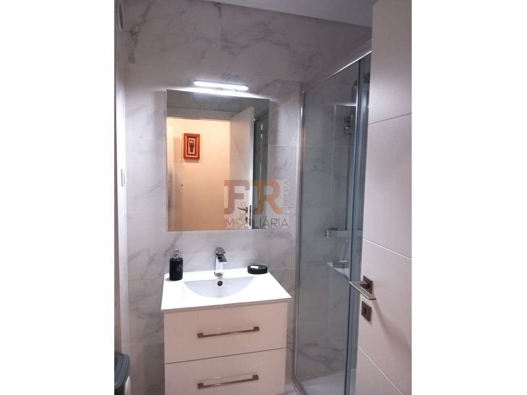 Excelente !!Apartamento T2 Semi- Novo com Varanda e Garagem-9