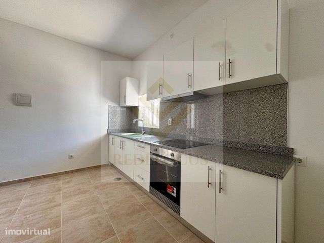 ​Moradia T3 Restaurada no Centro de Escapães-14