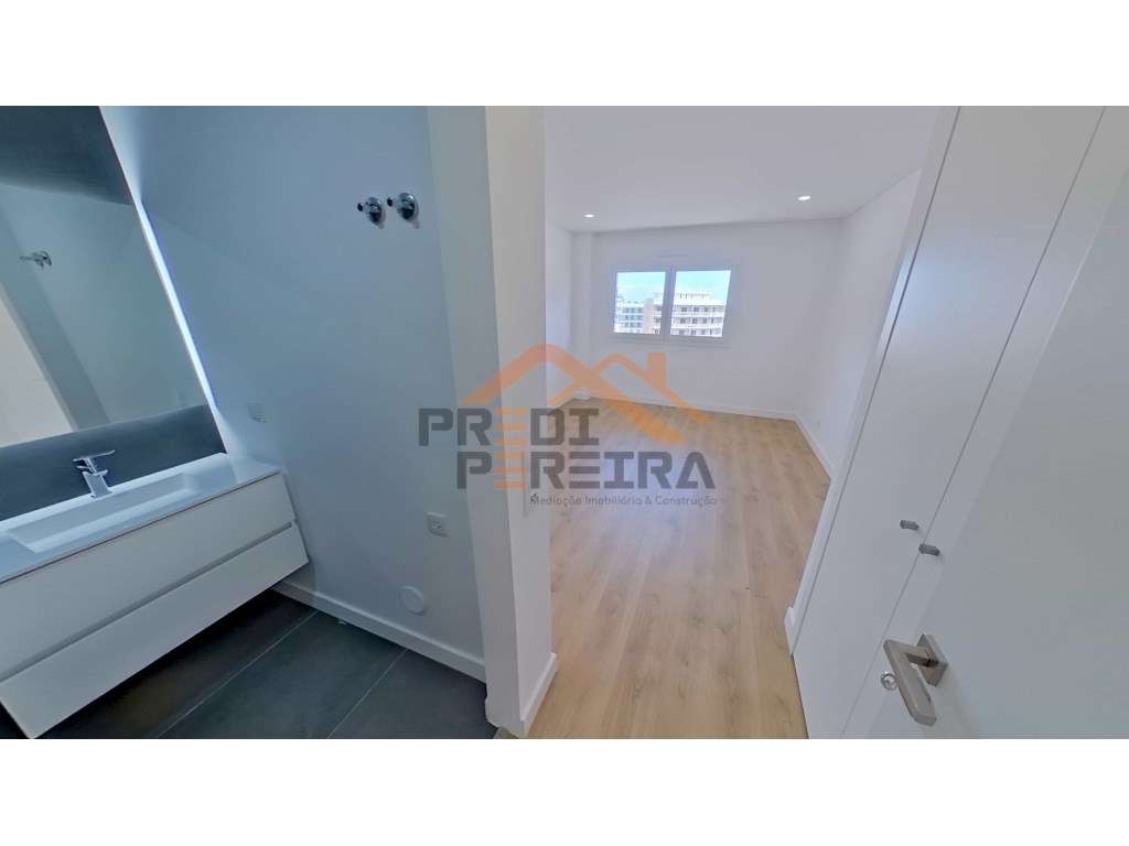 Apartamento T3, localizado em Santo António dos Cavaleiros.-10