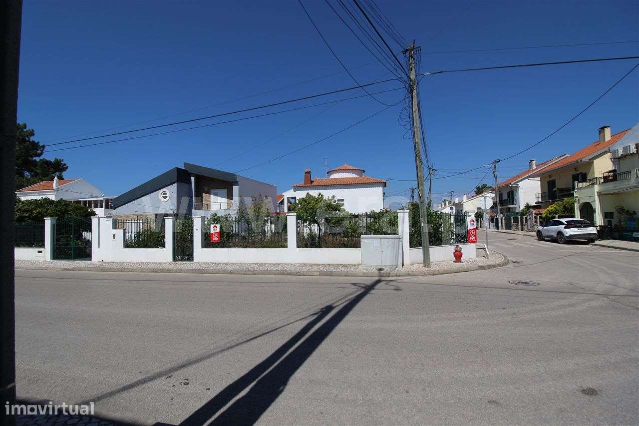 Lote de Terreno de Gaveto com Excelente Localização na Quinta do Conde - Grande imagem: 2/10