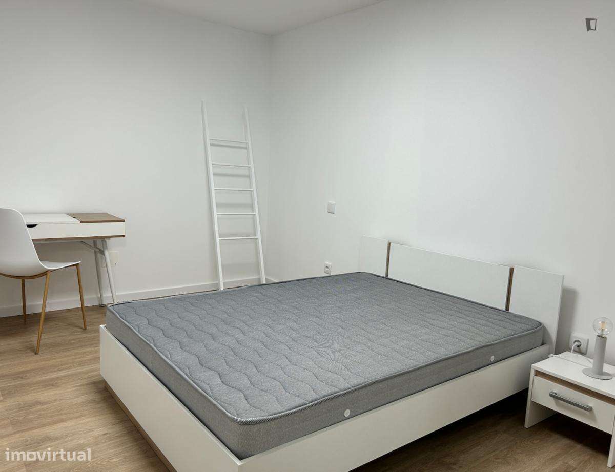 Quarto - localizado em Aveiro - Grande imagem: 3/10