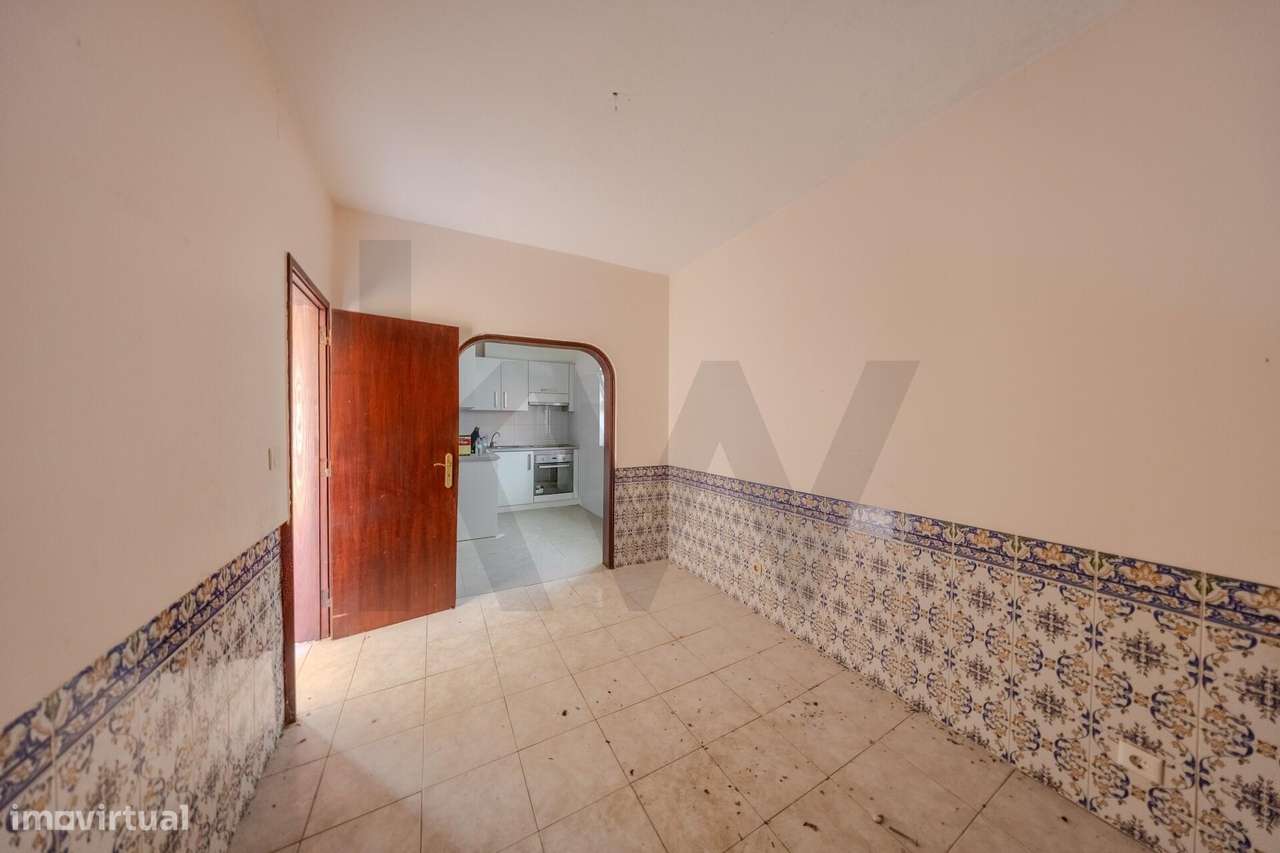 Moradia Bi-Familiar + 2 Anexos Habitáveis na Sobreda Caparica-14