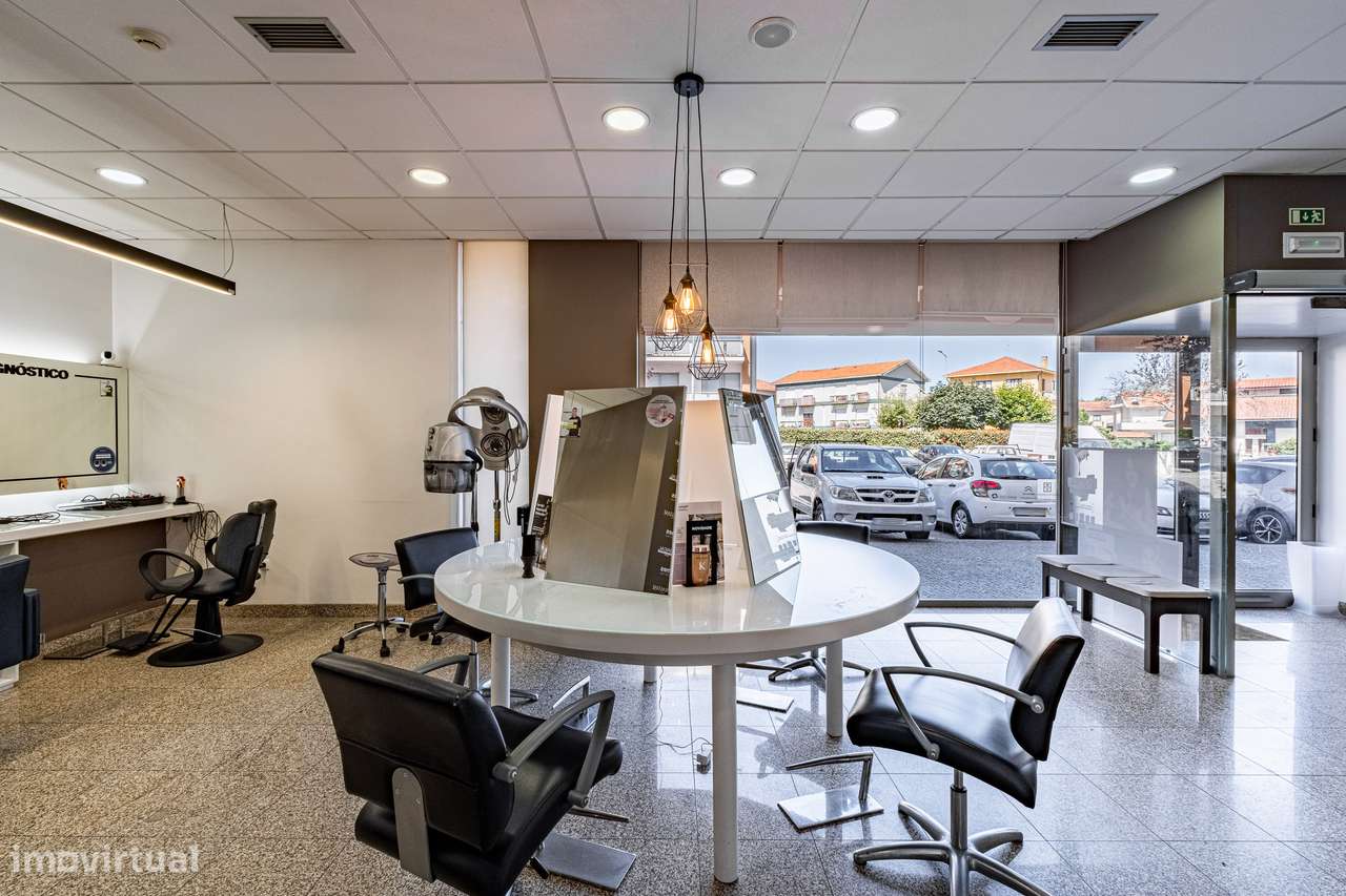 Salão de Cabeleireiro Totalmente Equipado – Candal - TRESPASSE - Grande imagem: 3/25