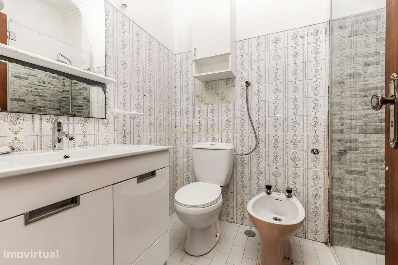 Apartamento T2 com Excelentes áeas | Para Remodelação-9