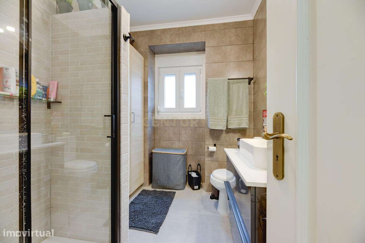 Apartamento T2 Renovado no Coração da Portela de Sintra-17